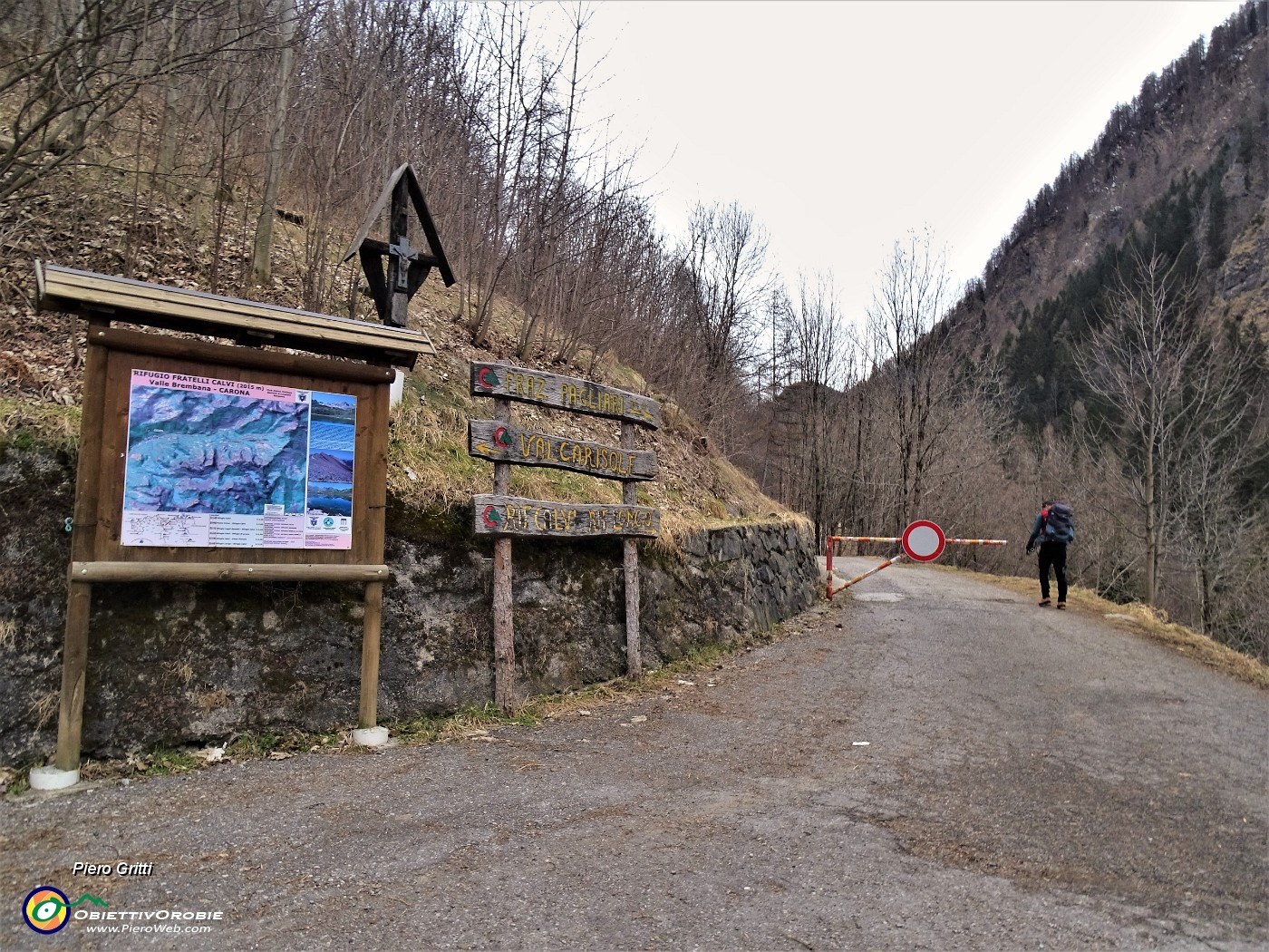 07 Partenza normale dal 'curvone' di Carona (1222 m) sulla strada ENEL (sent. 210).JPG